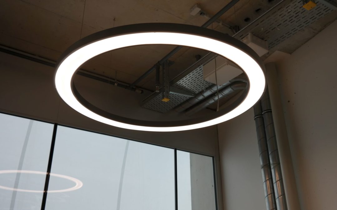 Adecco – luminaire rond en toile tendue